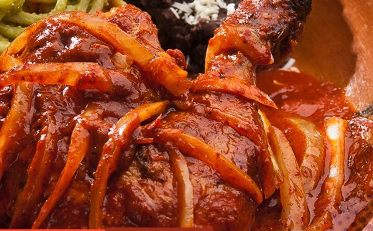 Pollo adobado de Pollos Amigos servido en plato de barro