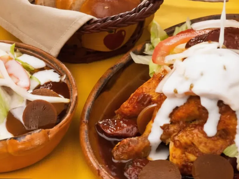 Pollo Enchilpotlado de Pollos Amigos