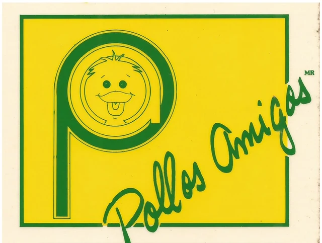 Logo de 1991 a 1997 sobre cartulina crema: cuadro amarillo con una letra P verde de gran tamaño; dentro del ojo de la P asoma la cara sonriente de un pollito, y al lado se lee Pollos Amigos en letra manuscrita verde.